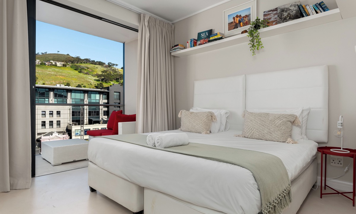 Cape Town City Centre Apartment | Stunning Views From De Waterkant Apartment