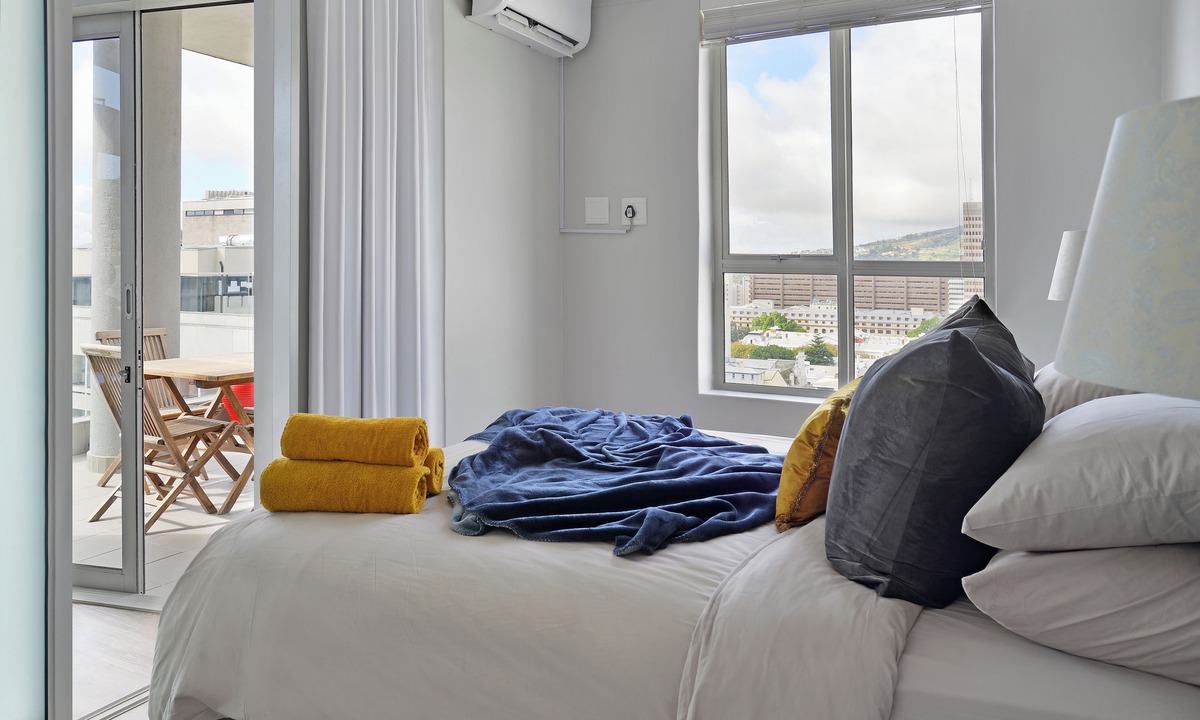 Cape Town City Centre Apartment | Sunny Corner Apartment with 180° Ocean, City & Mountain Views
