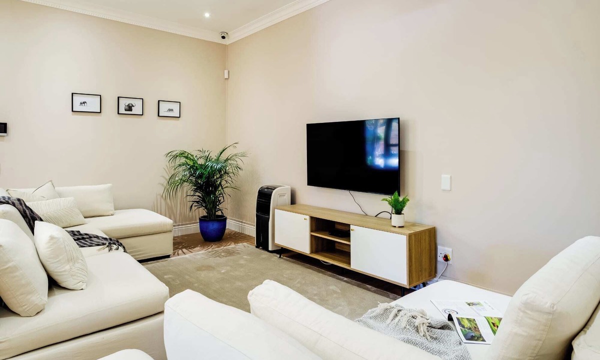 Camps Bay Apartment | Elegant Charm Retreat Central Treasure
