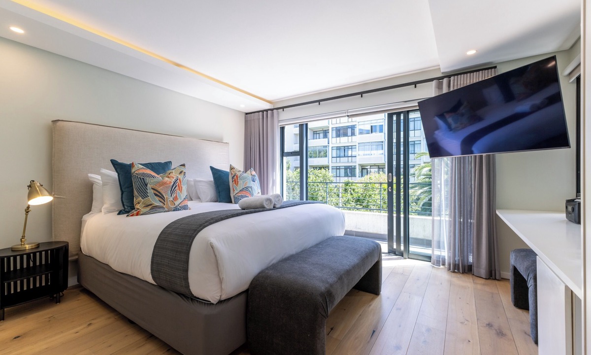 Sea Point Apartment | Luxury Sea Point 2 Bed Apartment | Pool