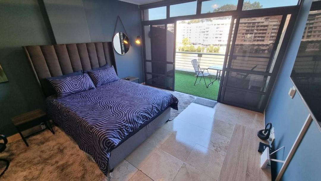 Eikenbosch Apartment | Tranquil Executive Apartment with Lake Views in Cape Town