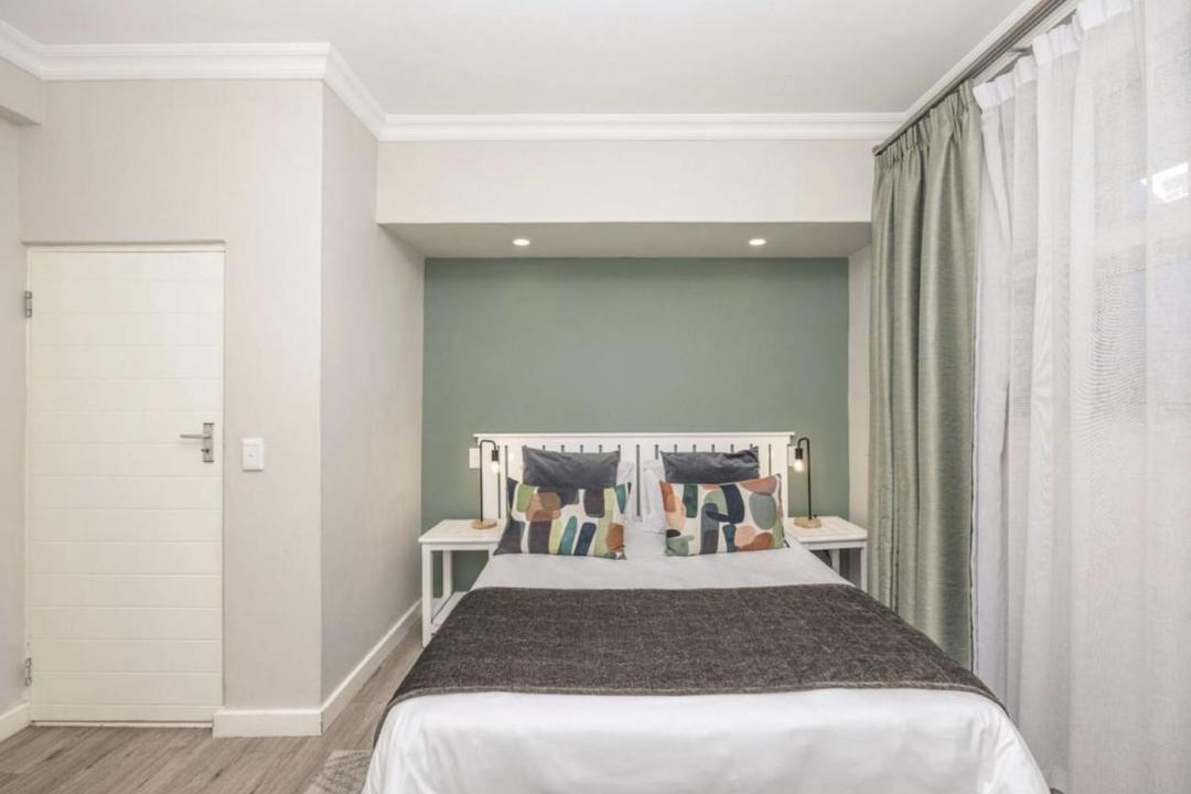 Three Anchor Bay Apartment | Spacious Bright Apt 50m to Ocean