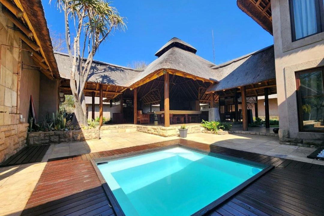 Leeupoort Villa | Zebula Golf and Wildlife Estate - Toktokkie Knocking Pax 20 - Moi Signature Luxury villa