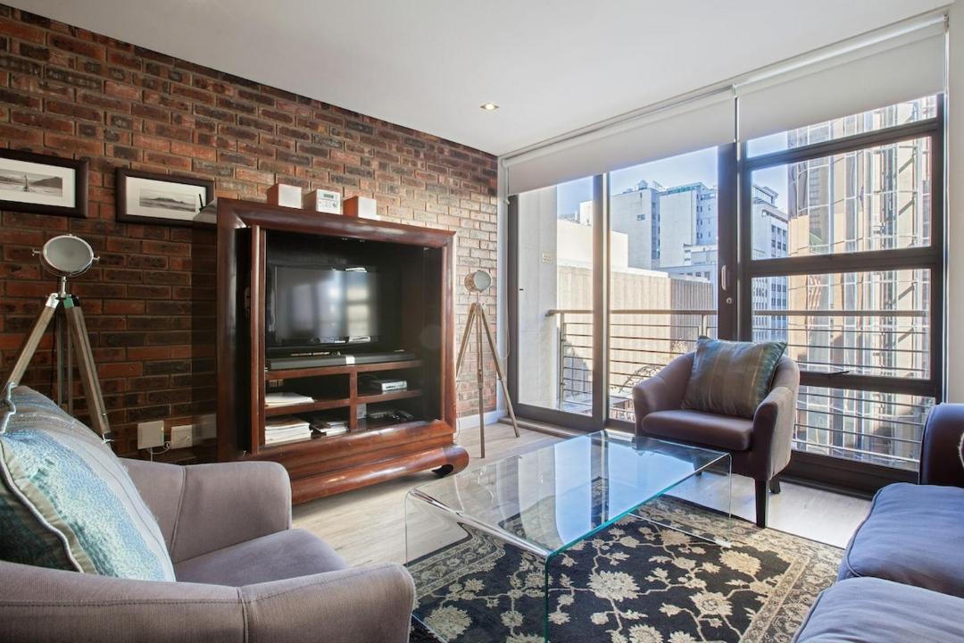 Cape Town City Centre Apartment | St Georges Studio Aircon & Secure Parking