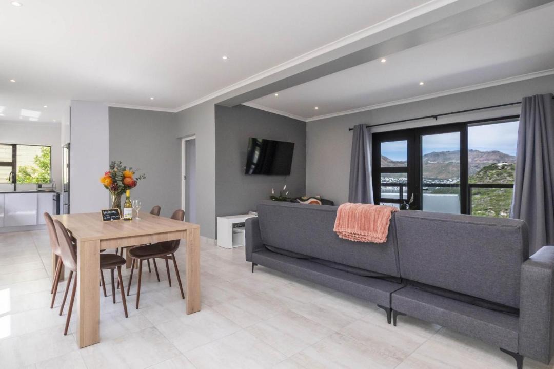Fish Hoek Apartment | Glen Marine Top-Floor with Ocean Mountain Views