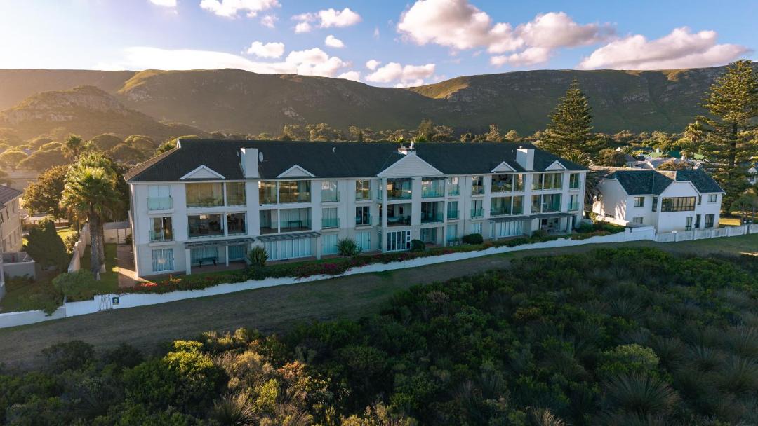 Eastcliff House | Seaside Serenity: Tranquil Oceanview Retreat