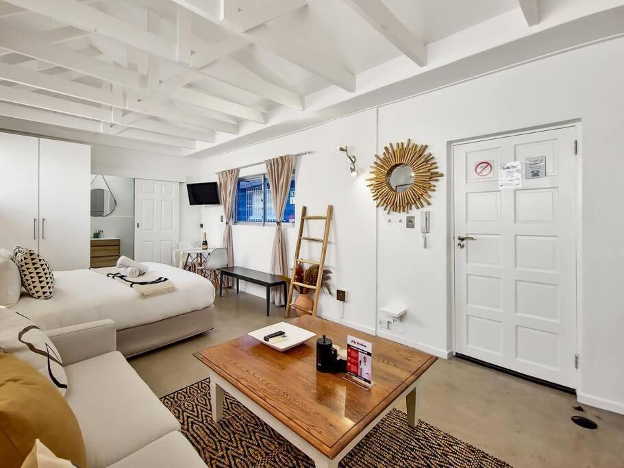 Three Anchor Bay Apartment | Stylish Studio, 600m to the Promenade!