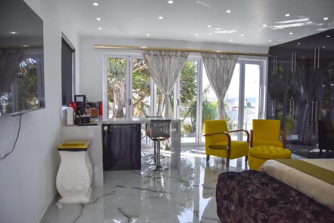 Humewood Apartment | Posh Spot on the beachfront strictly bookings of 4 or 5 guests
