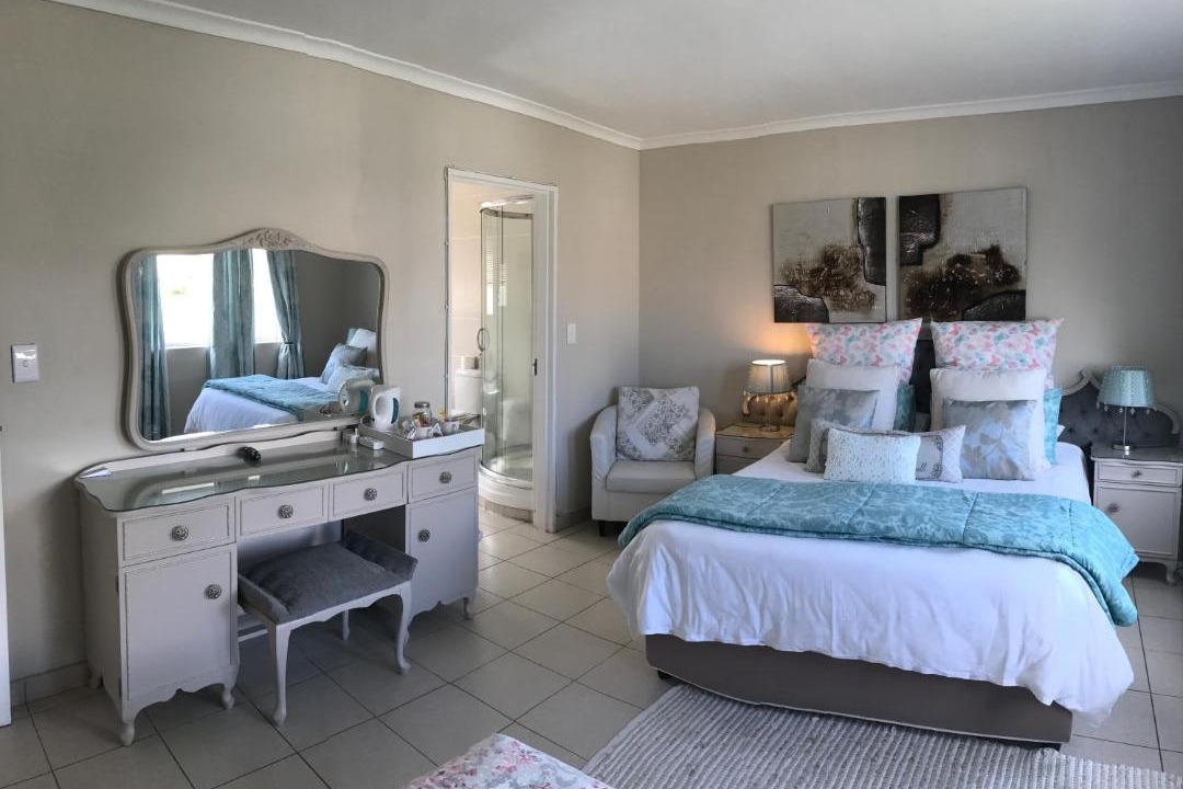 Gordons Bay Central House | Bay Breeze Guesthouse Selfcatering