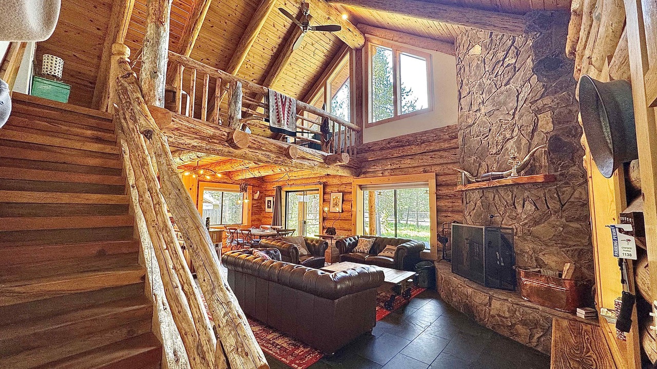 Photo of Livingroom in Oregon Water Wonderland
