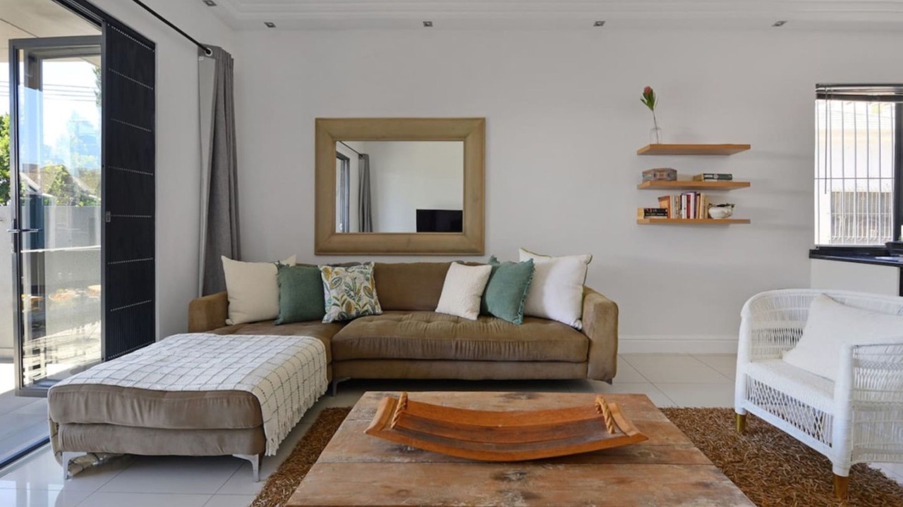 Photo of Livingroom in Three Anchor Bay
