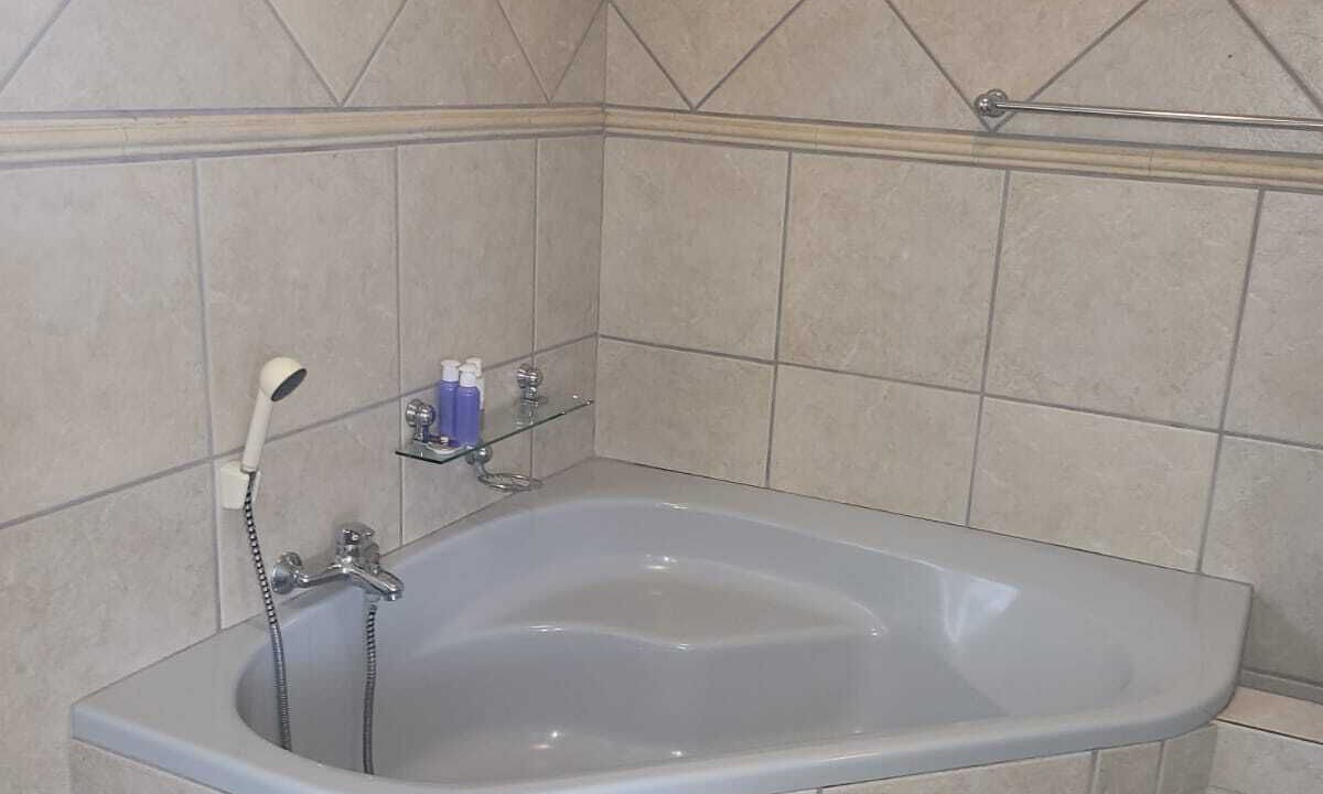 Photo of Bathroom in Faerie Glen