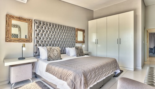 Luxury Apartment, 3 Bedrooms, 2 Bathrooms, Courtyard View
