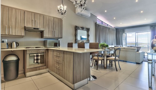 Luxury Apartment, 3 Bedrooms, 2 Bathrooms, Courtyard View