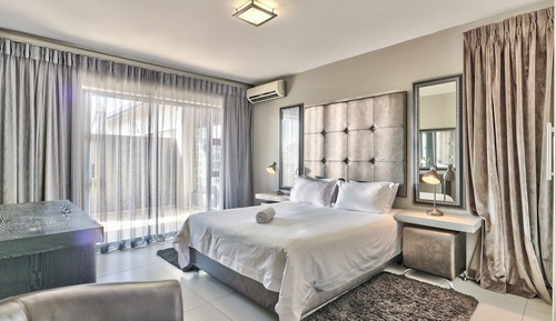 Luxury Apartment, 3 Bedrooms, 2 Bathrooms