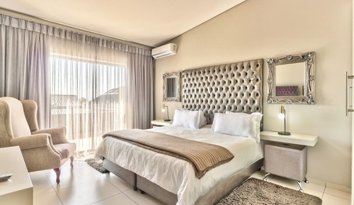 Luxury Apartment, 3 Bedrooms, 2 Bathrooms, Courtyard View