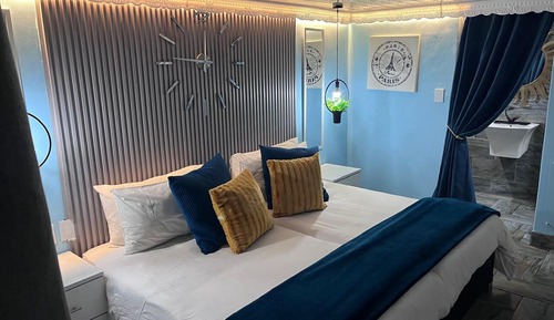 Luxury Studio Suite, Multiple Beds, Microwave, Garden View