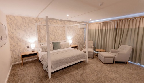 Honeymoon Suite