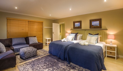 Comfort Room, Multiple Beds, Non Smoking, Courtyard View