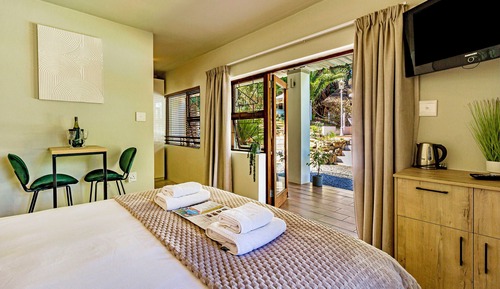 Deluxe Double Room, 1 King Bed, Pool View