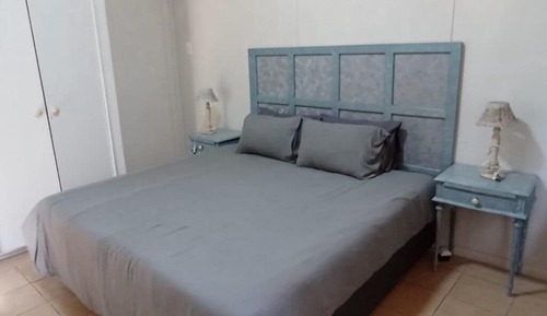 Classic Room, 1 King Bed, Non Smoking, Housekeeping