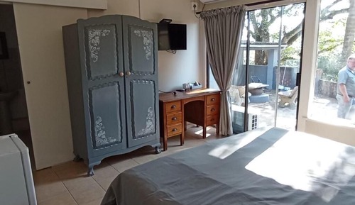 Classic Room, 1 King Bed, Non Smoking, Housekeeping