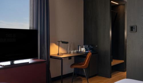 One-Bedroom Suite with Lounge Access