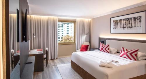 Deluxe One Bedroom City View Suite