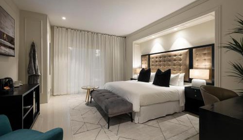 Deluxe Queen Suite