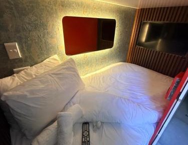 Single Bed in Male Dormitory Room with Shared Bathroom