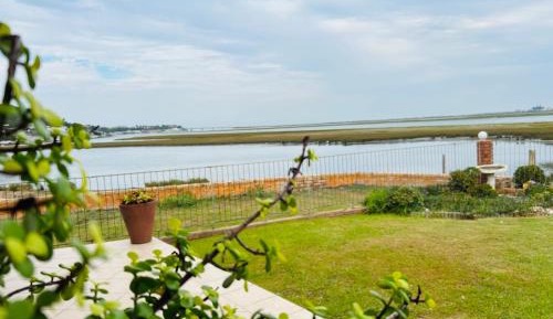 Deluxe Double Room with Side Sea View