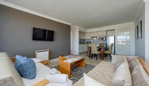 Inter-Connecting 2-Bedroom Bay Residence