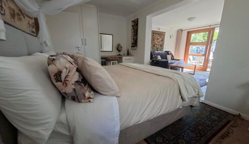 Queen Suite with Pool View