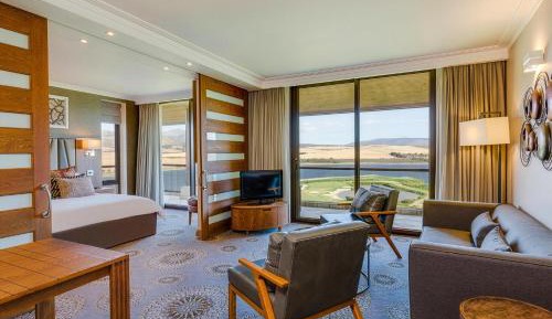 Premium Deluxe King Suite with Lagoon View