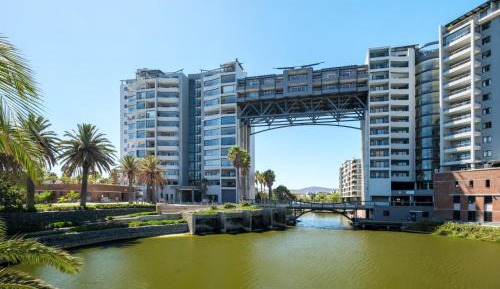 Three-Bedroom Apartment with Lake View