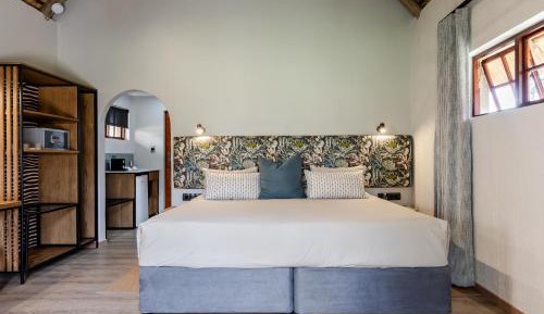 Deluxe River Family Room