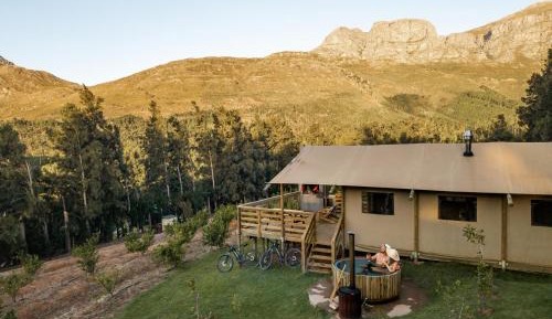 Classic Hillside tent (hot tub)
