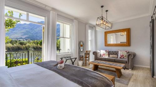 One Bedroom Lake View Villa 11