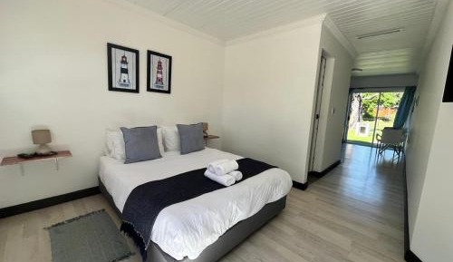 Deluxe One-Bedroom Apartment
