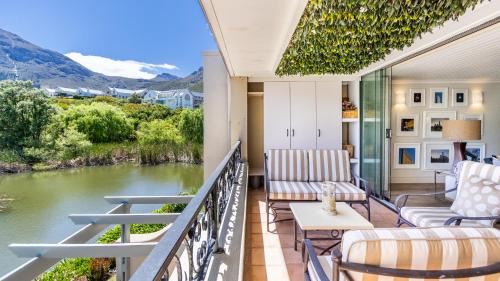 One Bedroom Lake View Villa 16