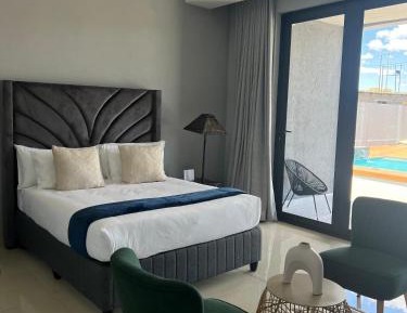 Deluxe Queen Suite