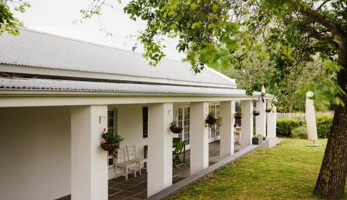 Two-Bedroom Holiday Home - Seabiscuit Cottage