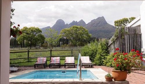 Two-Bedroom Holiday Home - Burgundy Cottage