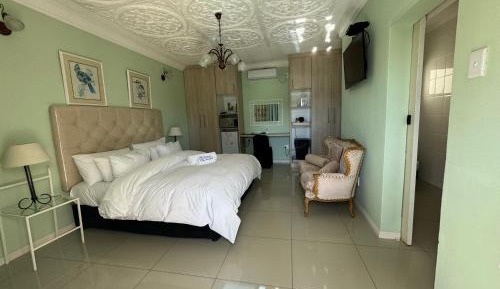 King Suite with Pool View