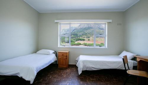 One-Bedroom Apartment with 2 single beds