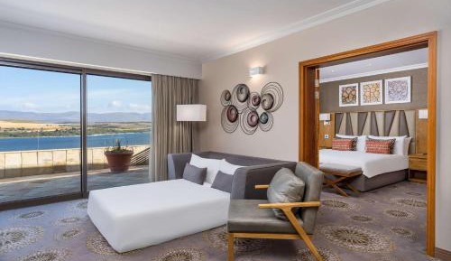 Deluxe King Suite with Lagoon View