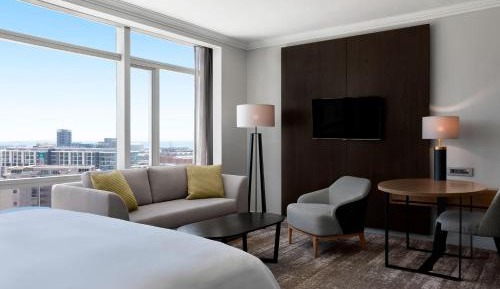 Grand Deluxe Family Room