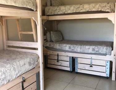 Bed in 6-Bed Mixed Dormitory Room with Shared Bathroom