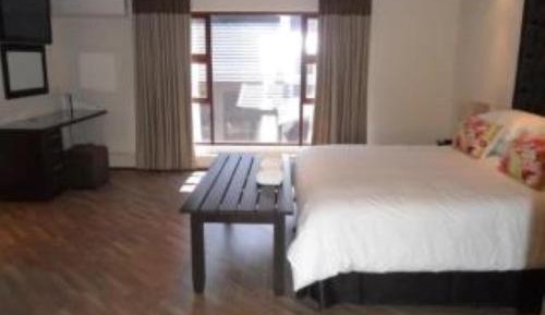 Deluxe Queen Suite