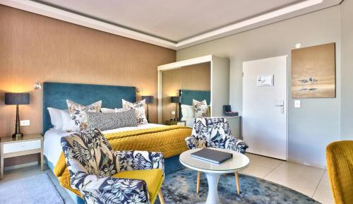 Traveler King or Twin Room - Pool Deck Facing